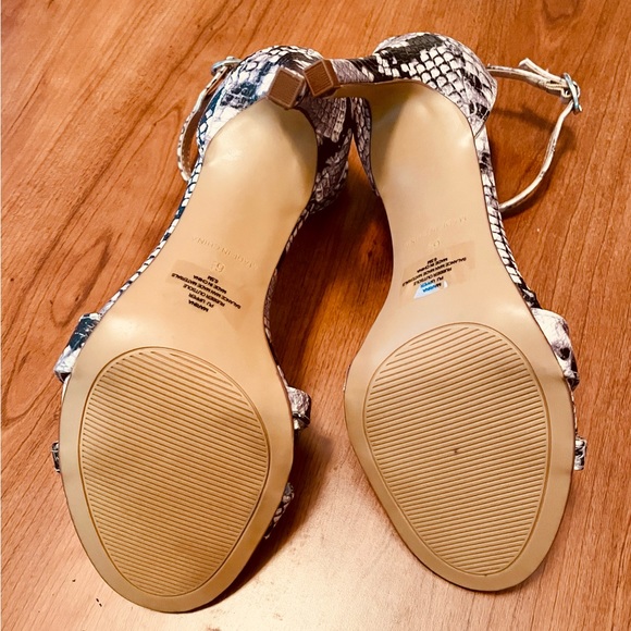 NEW Kaari Blue Snakeskin Embellished Sandals -6.5 - Picture 5 of 8